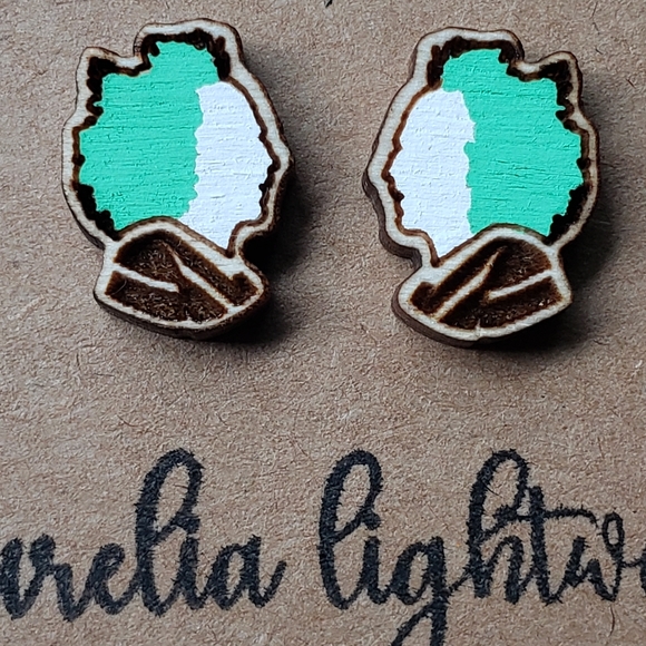 🖤🤍💚 Beetlejuice-inspired wood silhouette earrings - Picture 3 of 4